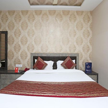 Oyo 10338 Hotel Aadesh Palace Váránaszi Kültér fotó