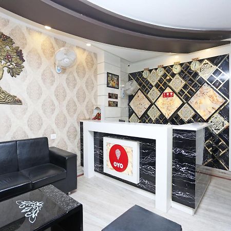 Oyo 10338 Hotel Aadesh Palace Váránaszi Kültér fotó