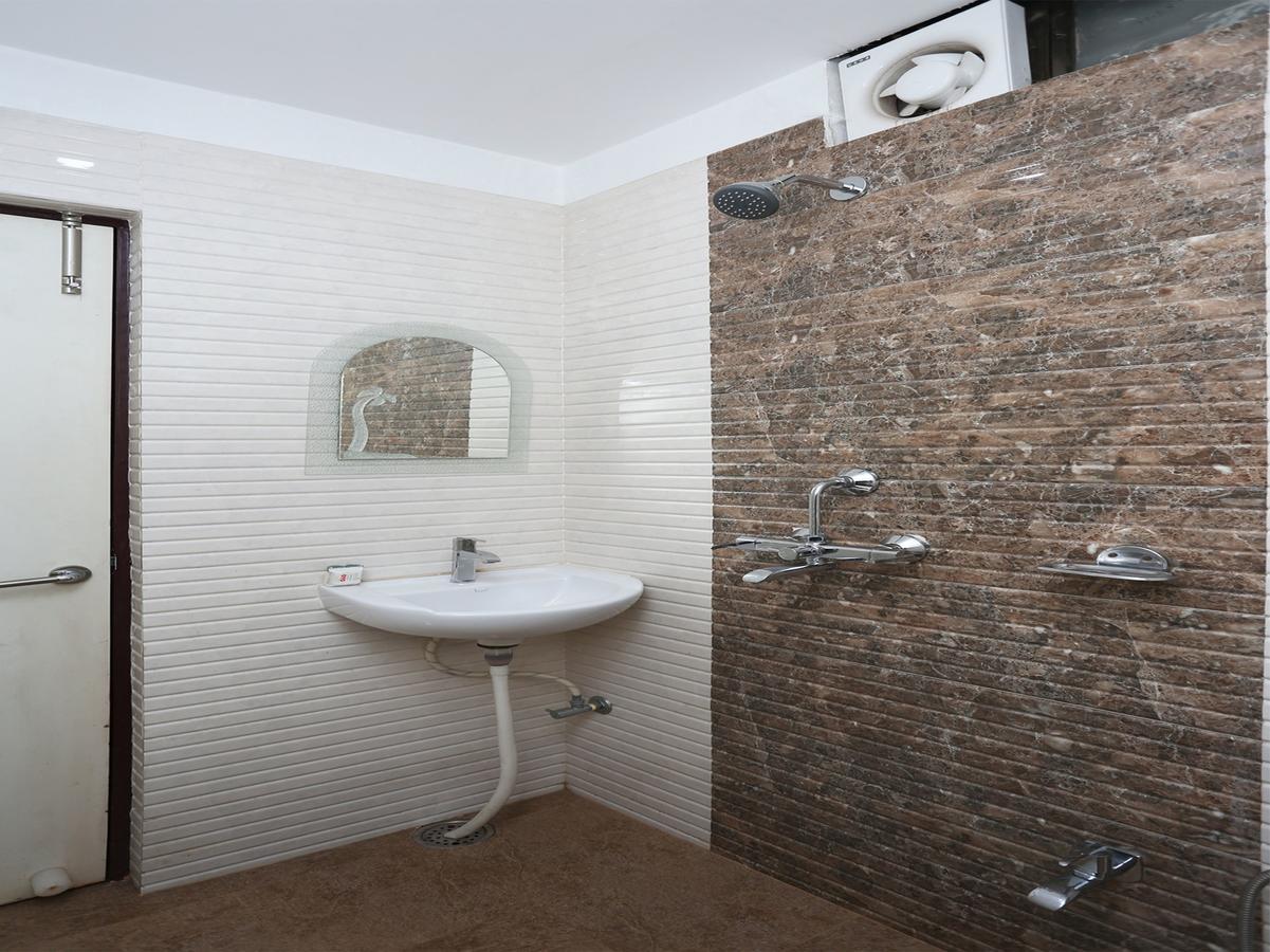 Oyo 10338 Hotel Aadesh Palace Váránaszi Kültér fotó