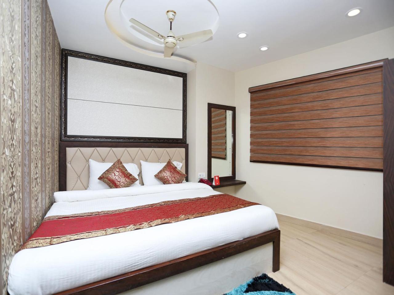 Oyo 10338 Hotel Aadesh Palace Váránaszi Kültér fotó