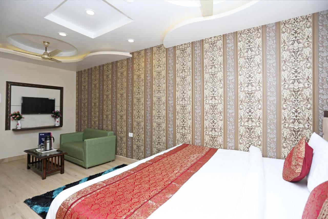 Oyo 10338 Hotel Aadesh Palace Váránaszi Kültér fotó