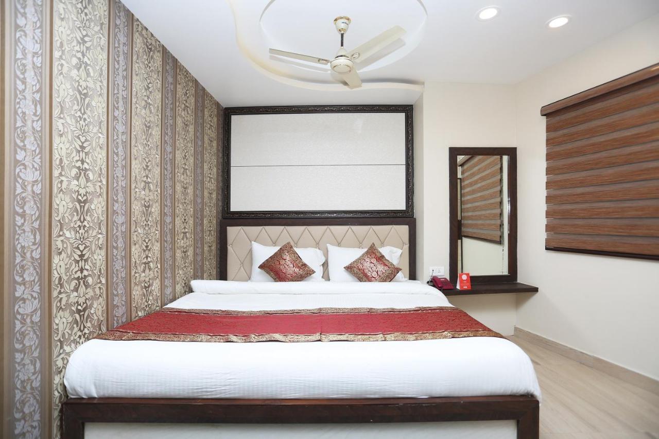 Oyo 10338 Hotel Aadesh Palace Váránaszi Kültér fotó