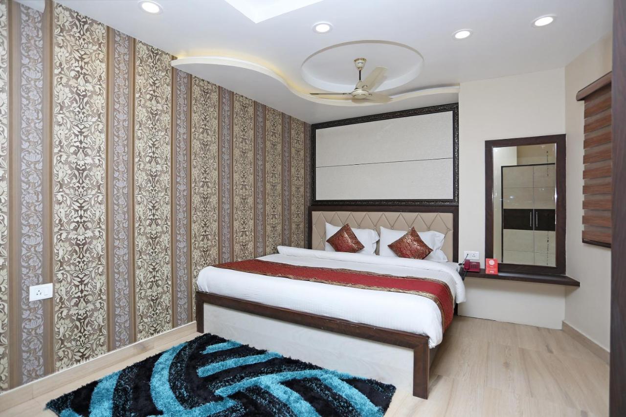 Oyo 10338 Hotel Aadesh Palace Váránaszi Kültér fotó