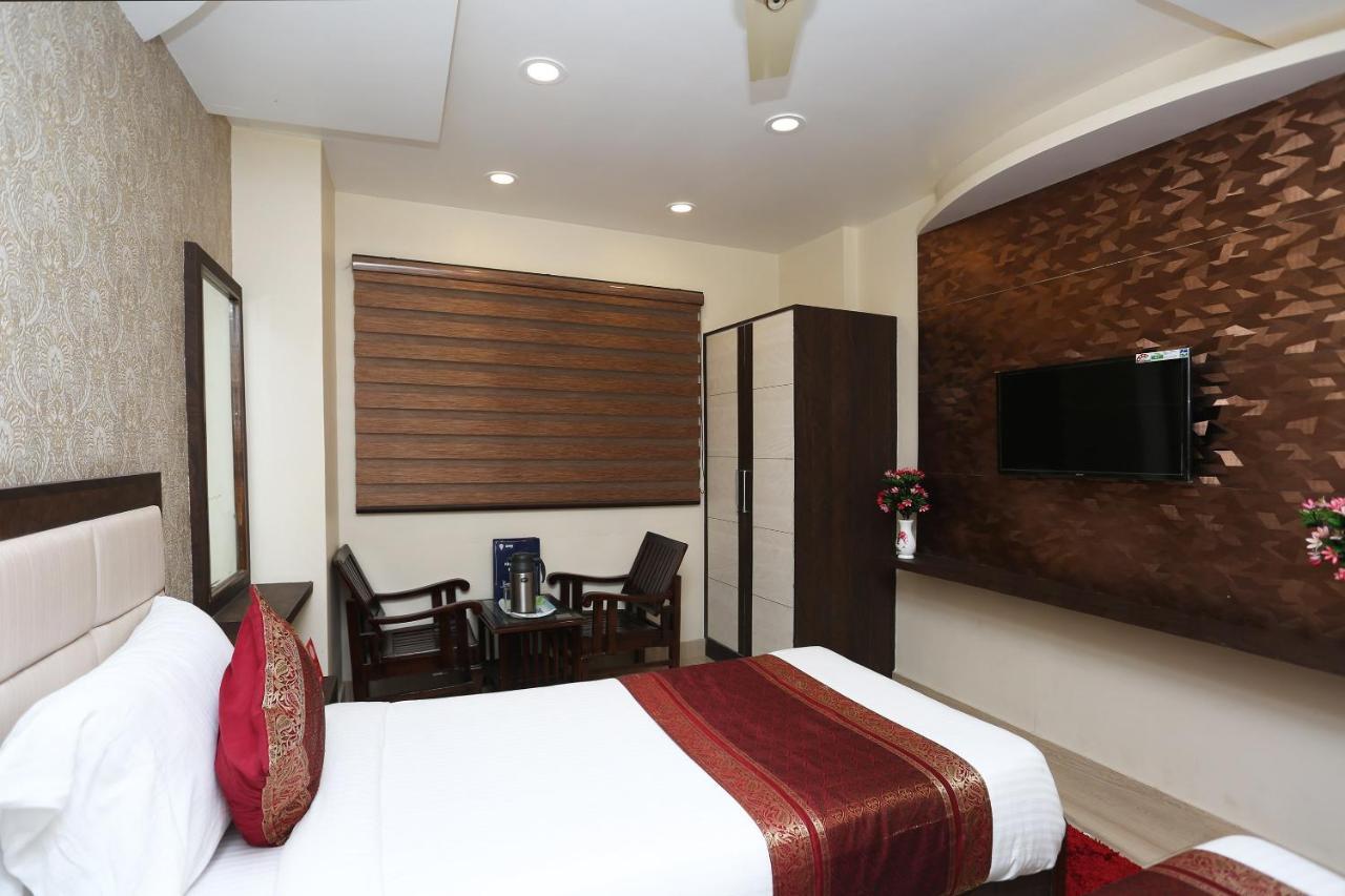 Oyo 10338 Hotel Aadesh Palace Váránaszi Kültér fotó