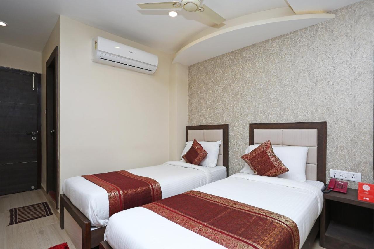 Oyo 10338 Hotel Aadesh Palace Váránaszi Kültér fotó
