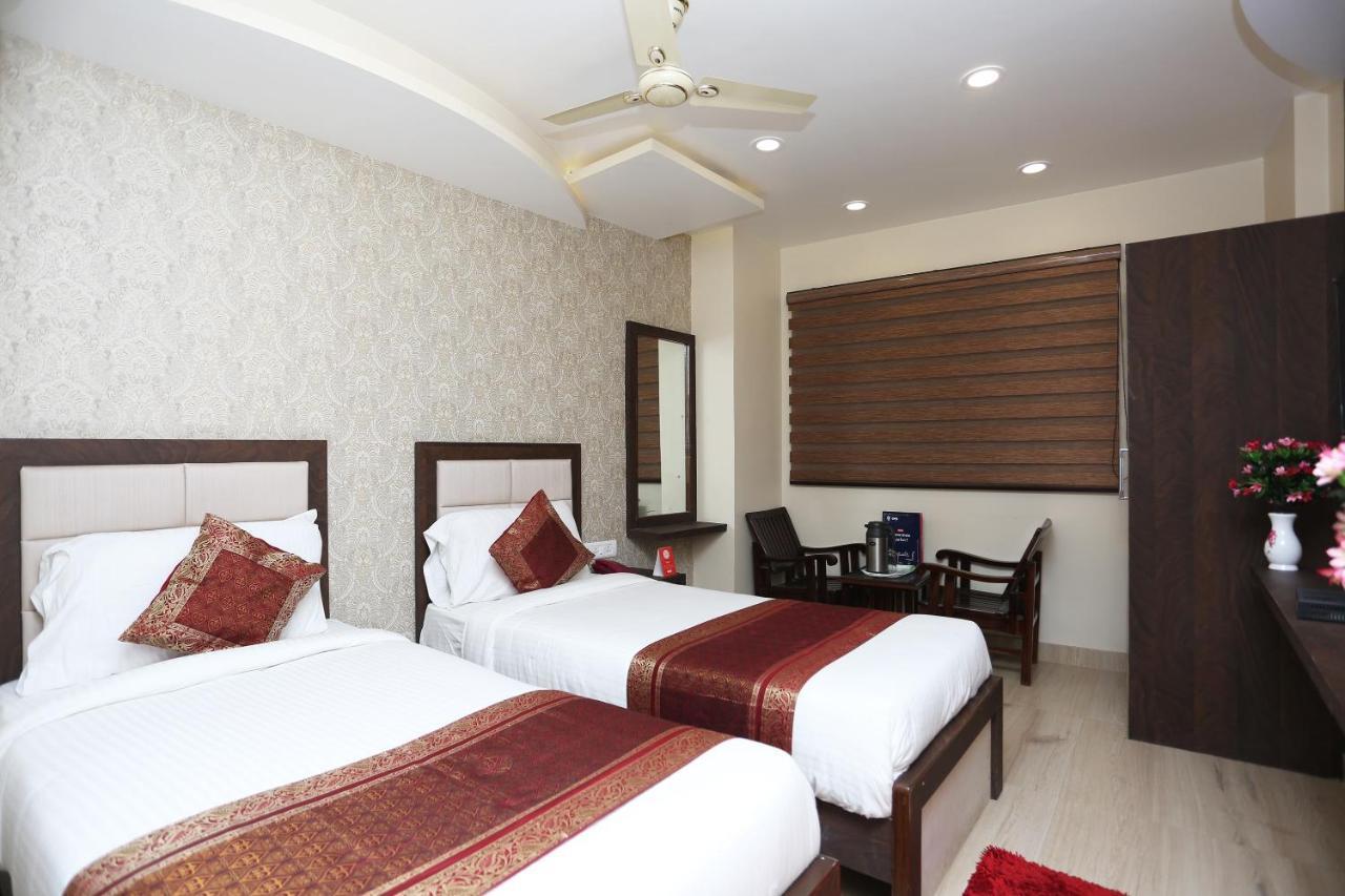 Oyo 10338 Hotel Aadesh Palace Váránaszi Kültér fotó