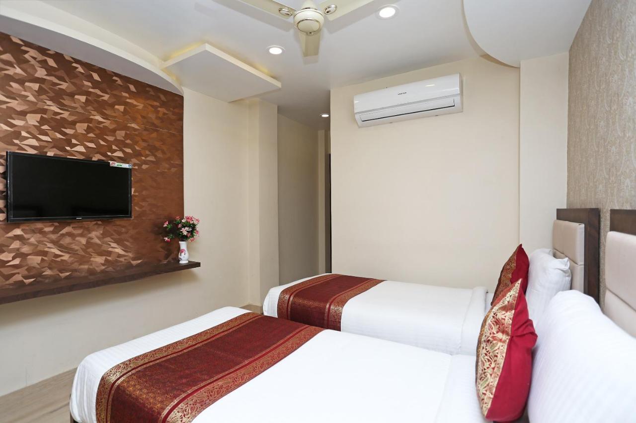 Oyo 10338 Hotel Aadesh Palace Váránaszi Kültér fotó